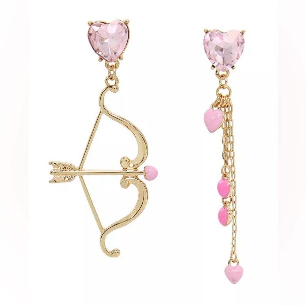 Betsey Johnson
Faux Stone Heart Arrow Mismatch Earrings.